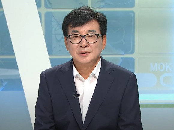 군민과 지인 등에게 자신의 아들 결혼식 청첩장을 대량으로 발송한 전라남도 장흥군수가 무혐의 처분을 받았다. 사진은 김성 장흥군수. [사진=목포 MBC 뉴스 캡처]