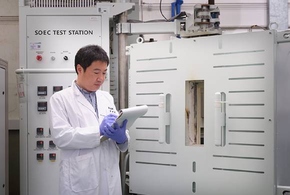 한국에너지연구원 연구진이 개발한 SOEC 스택에 대해 성능 평가를 하고 있다 [사진=에너지연]