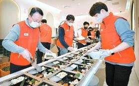 LG에너지솔루션이 다양한 나눔 활동을 펼치고 있다. 사진은 도시락 배달 봉사활동하는 임직원들. [사진 LG에너지솔루션]