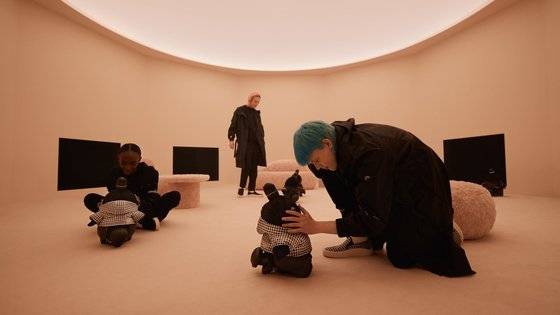 프라그먼트(FRGMT)는 '사랑의 예술'을 주제로 패딩을 입은 강아지 러봇(LOVOT)이 등장시켰다. 사진 몽클레르