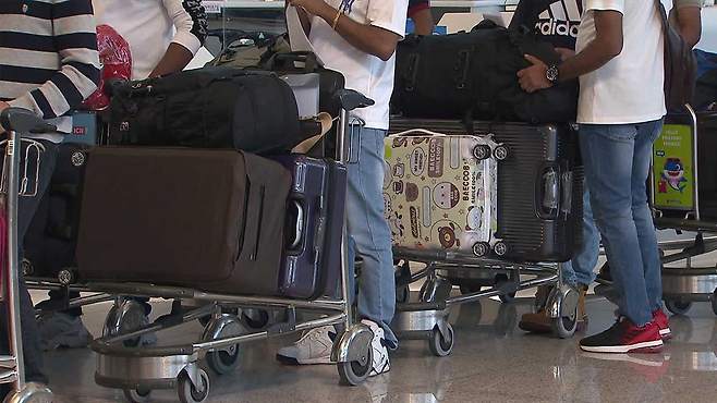 미주 노선 승객들이 환승을 기다리고 있다. (자료 사진)