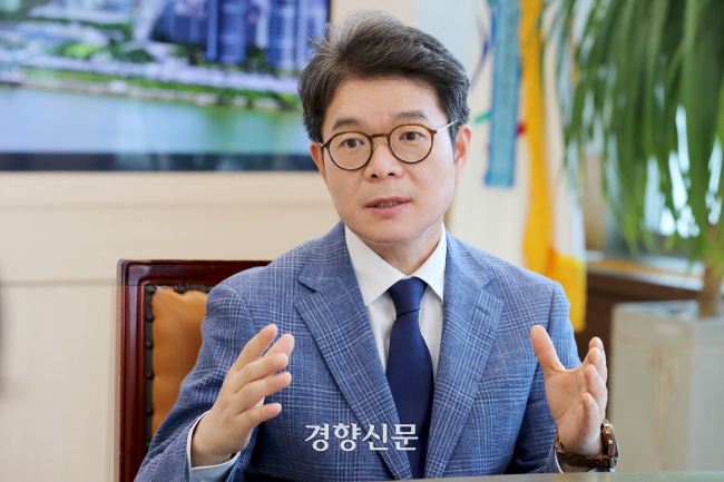 정원오 서울 성동구청장이 지난해 7월 성동구청에서 경향신문과 인터뷰를 하고 있다. |성동구 제공