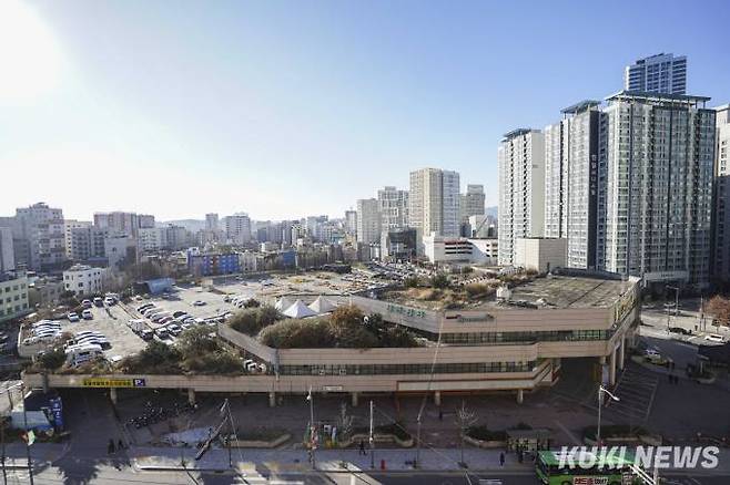 상봉터미널 폐업 및 영업 마지막날인 30일 오후 서울 중랑구 상봉터미널 모습. 상봉터미널 부지에는 아파트 999세대, 오피스텔 308세대, 상업·문화시설 등으로 이뤄진 지상 49층짜리 주상복합 건물이 들어설 예정이다.