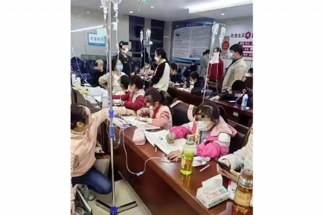 중국의 한 병원 복도에서 수액을 맞으며 공부하는 학생들. 엑스 캡쳐