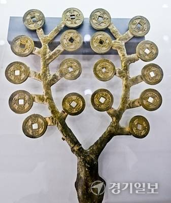 엽전(葉錢)이라는 명칭의 유래는 동전을 세는 단위가 '닢'(동전 한 닢, 두 닢 하는 식)이라는 설과 대량생산을 위해 만든 주물틀에서 나온 상평통보가 마치 가지에 달린 나뭇잎을 연상시켰기에 엽전이라는 설이 있다. 주물에 달려있는 엽전. 윤원규기자