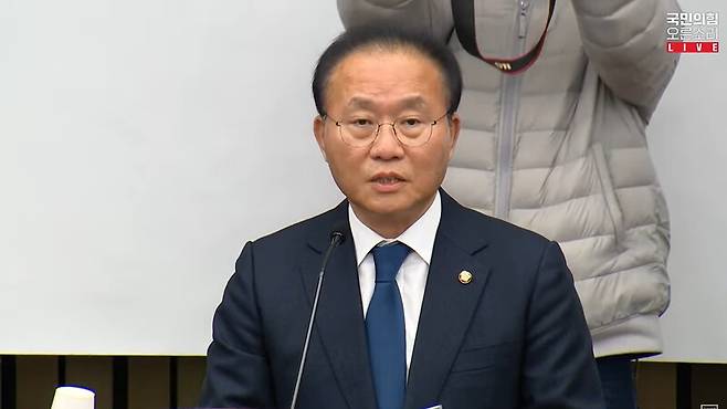 ▲윤재옥 국민의힘 원내대표가 30일 국회 본관 246호실에서 열린 비상의원총회에서 민주당이 이날 본회의에 상정 예정인 이동관 방송통신위원장과 두 검사 탄핵소추안과 관련해 본회의 개최를 의회폭거로 규정하면서 강력 대응하겠다고 밝히고 있다. 사진=국민의힘 오른소리 영상 갈무리