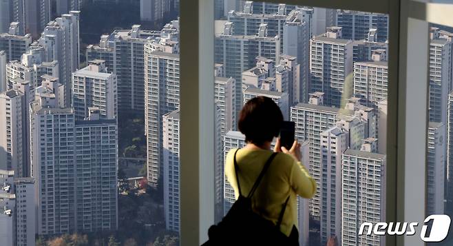(서울=뉴스1) 장수영 기자 = 30일 오후 서울 송파구 롯데월드타워 전망대를 찾은 관람객이 아파트 단지를 바라보고 있다.   국토교통부가 이날 발표한 '10월 주택 통계'에 따르면 전국 미분양 주택 수는 전월 5만9806가구 대비 2.5% 감소한 5만8299가구로 나타났다.   10월 주택 매매량(신고일 기준)은 총 4만7799건으로 전월 4만9448건 대비 3.3% 감소했고, 전년 동월 3만2173건 대비 48.6% 증가했다. 2023.11.30/뉴스1  Copyright (C) 뉴스1. All rights reserved. 무단 전재 및 재배포,  AI학습 이용 금지.
