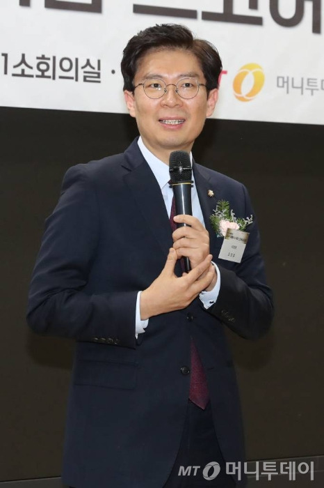 30일 서울 여의도 국회 의원회관에서 열린 '2023 대한민국 최우수 법률상 및 국감 스코어보드 대상' 시상식에서 스코어보드 대상을 수상한 조정훈 시대전환 의원이 소감을 말하고 있다. /사진=이기범