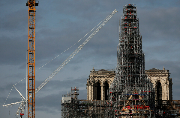 파리의 노트르담 대성당 첨탑의 윤곽이 지난 28일(이하 현지시각) 윤곽을 드러냈다. 지난 29일 프랑스 파리에서 4년 전 화재로 파손된 노트르담 대성당의 새 첨탑이 세워지고 있는 모습. /사진=로이터