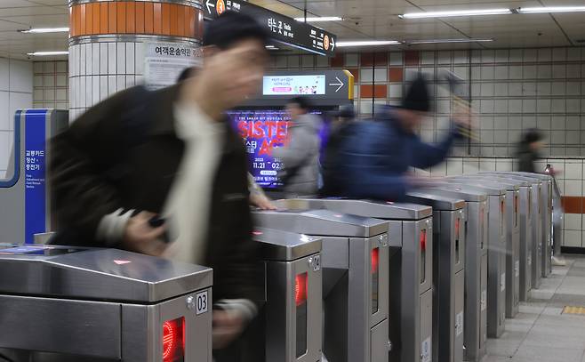 서울 시내 지하철역에서 시민들이 개찰구를 지나고 있다. [연합]