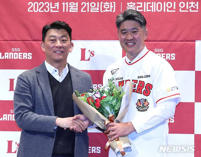 [인천=뉴시스] 전진환 기자 = 이숭용 신임 SSG랜더스 감독이 21일 오후 인천 연수구 홀리데이인 인천 송도 호텔에서 열린 제9대 감독 취임식에서 김성용 단장으로부터 꽃다발을 받고 기념촬영을 하고 있다. 2023.11.21. amin2@newsis.com