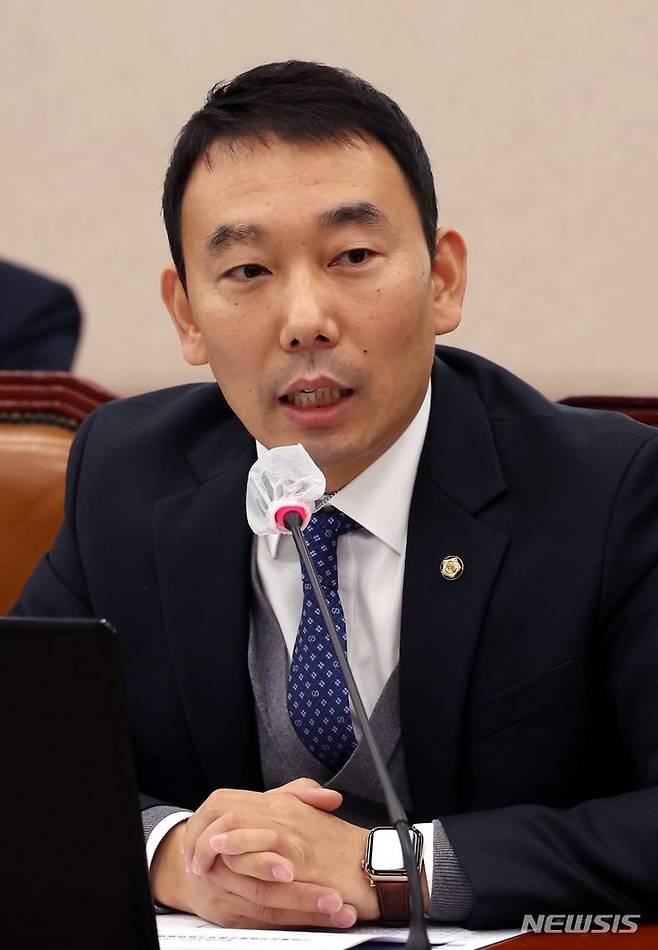 [서울=뉴시스] 조성봉 기자 = 김용민 더불어민주당 의원이 16일 오전 서울 여의도 국회에서 열린 산업통상자원중소벤처기업위원회 전체회의에서  발언을 하고 있다. 2023.11.16. suncho21@newsis.com