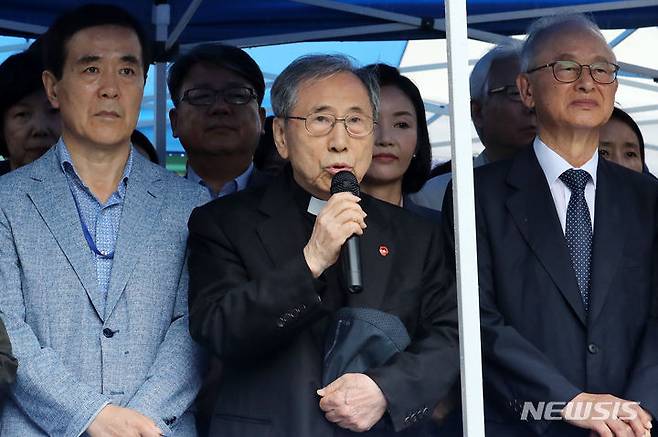 [서울=뉴시스] 조성우 기자 = 함세웅 항일독립선열선양단체연합(항단연) 회장이 29일 오후 서울 노원구 육군사관학교 앞에서 열린 국방부의 항일 독립전쟁 영웅들의 흉상 철거 계획 중단 촉구 기자회견에서 발언하고 있다. 2023.08.29. xconfind@newsis.com