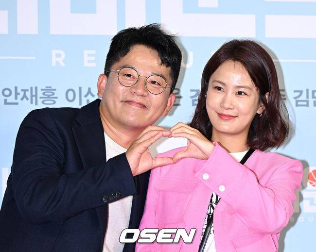 [OSEN=이대선 기자] 28일 오후 서울 용산구 CGV용산아이파크몰에서 영화 '리바운드(감독 장항준)’  VIP시사회가 열렸다.개그맨 김준호와 김지민이 포토타임을 가지고 있다. 2023.04.03 /sunday@osen.co.kr