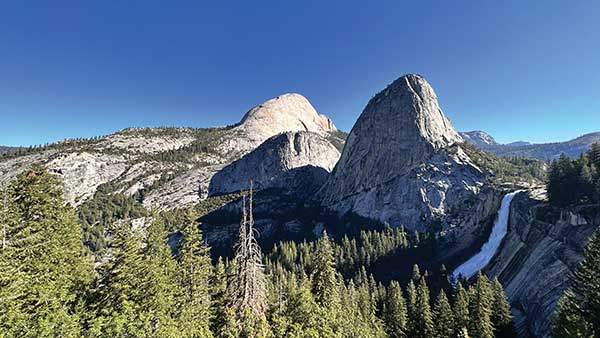 네바다폭포 옆으로 우뚝 솟은 화강암 3총사 리버티 캡, 브로데릭산, 하프돔이 그 위용을 뽐내고 있다.
