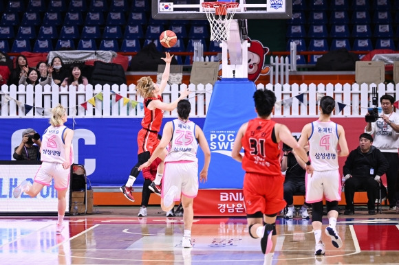 29일 부산 BNK 안혜지의 역전 결승 득점의  순간. WKBL 제공