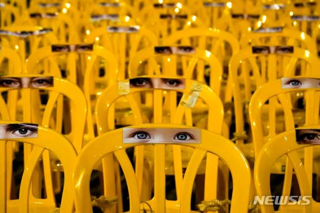 이스라엘 텔아비브 미술관의 ‘인질 광장’으로 알려진 곳에 하마스에 억류된 인질들을 묘사한 빈 의자들이 서로 묶인 채 놓여 있다. 뉴시스 AP