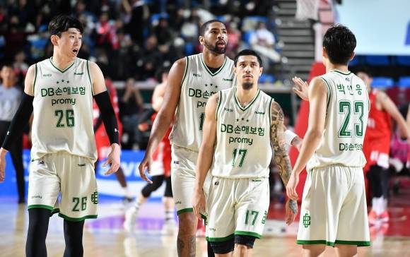 이선 알바노를 비롯한 원주 DB 선수들이 24일 서울 잠실학생체육관에서 열린 2023~24시즌 프로농구 서울 SK와의 경기에서 대화하고 있다. KBL 제공