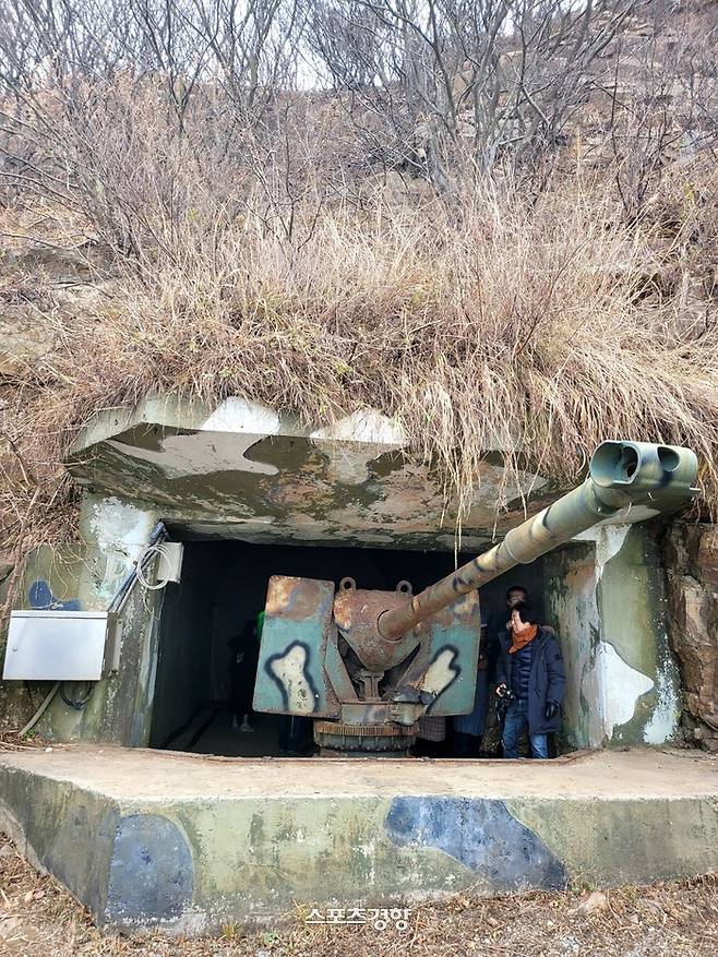 연평도 군 터널 내 포진지. 사진|강석봉 기지