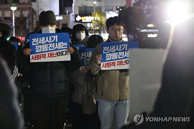 "정부는 전세사기 피해 구제 대책에 나서라!" (대전=연합뉴스) 강수환 기자 = 대전전세사기피해자대책위원회(대책위)와 100여명의 피해자는 24일 오후 대전역 앞에서 기자회견을 열고 "전세사기는 주거권을 침해하고 피해 회복이 쉽지 않은 중대한 악성 범죄이자 사회적 재난으로, 국가는 이에 책임을 통감하며 적극적으로 구제 대책에 나서야 한다"고 촉구하고 있다. 2023.11.24 swan@yna.co.kr