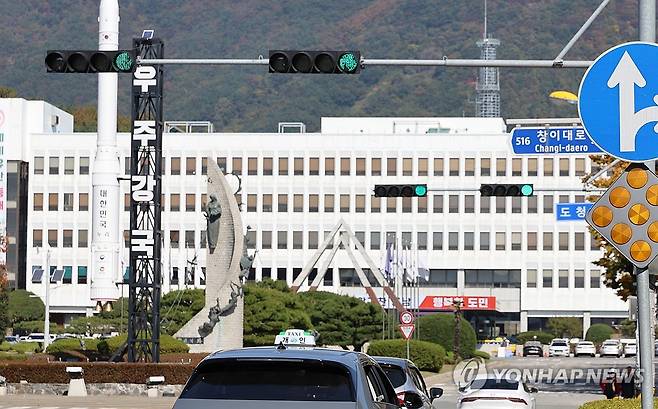 경남도청 앞 누리호 발사체 [연합뉴스 자료사진]