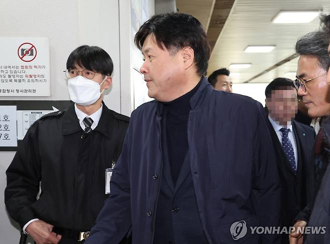 김용 전 부원장, 선고공판 출석 (서울=연합뉴스) 김주성 기자 = 대장동 민간업자들에게서 불법 정치자금과 뇌물을 받은 혐의로 기소된 김용 전 민주연구원 부원장이 30일 오후 서울 서초구 서울중앙지법에서 열린 1심 선고 공판에 출석하고 있다. 2023.11.30 utzza@yna.co.kr