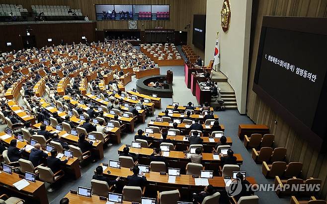 국회 본회의 (서울=연합뉴스) 한상균 기자 = 30일 국회 본회의에서 이종석 헌재소장 임명동의안 투표를 진행하고 있다. 2023.11.30 xyz@yna.co.kr