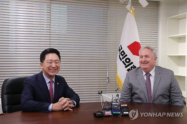 김기현-인요한 회동 (서울=연합뉴스) 이정훈 기자 = 국민의힘 김기현 대표와 인요한 혁신위원장이 17일 오전 서울 여의도 당사에서 면담하고 있다. 2023.11.17 [공동취재] uwg806@yna.co.kr