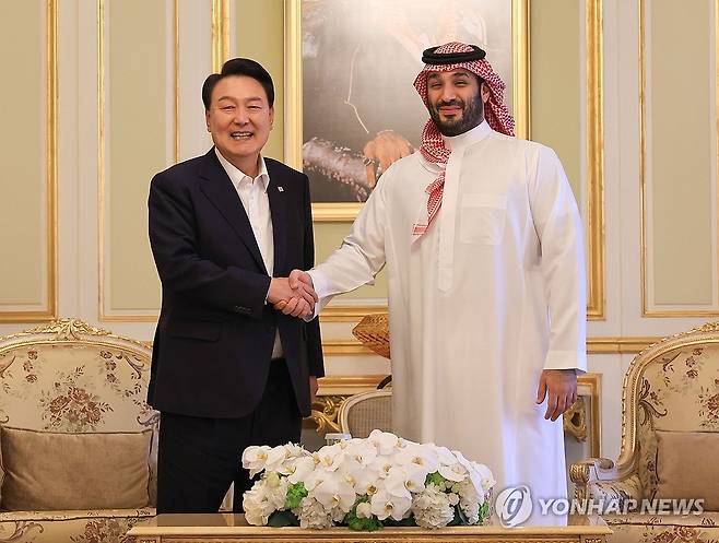 빈 살만 사우디 왕세자와 환담하는 윤 대통령 (리야드=연합뉴스) 임헌정 기자 = 윤석열 대통령이 24일(현지시간) 사우디아라비아 리야드 영빈관을 방문한 빈 살만 사우디 왕세자와 기념촬영을 하고 있다. 윤 대통령과 빈 살만 왕세자는 환담 후 미래 투자 이니셔티브 포럼 대담 행사장으로 함께 이동했다. 2023.10.24 [공동취재] kane@yna.co.kr