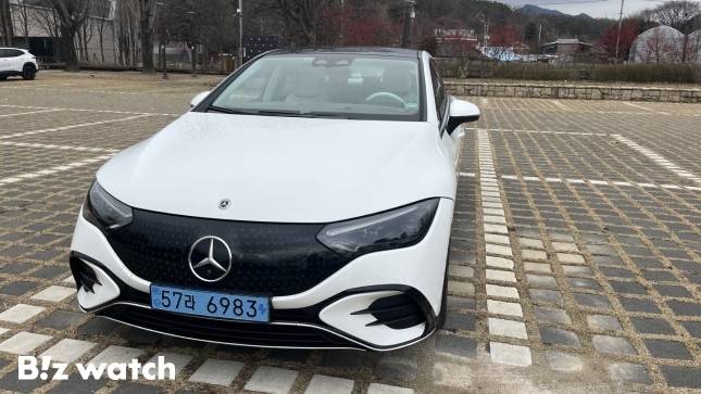 벤츠 EQE 350 전면부. 외관은 낮고 슬림한 전면부, 측면의 쿠페형 실루엣과 후면의 날렵한 리어 스포일러로 진보적이고 스포티한 비지니스 세단의 모습을 보여준다./사진=정민주기자