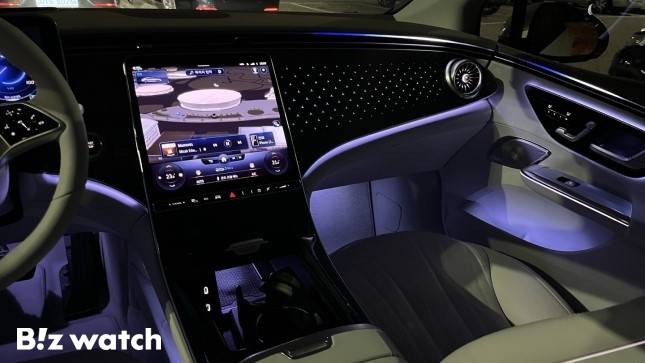 EQE 350에는 총 15개의 스피커가 장착됐다. 물리학자와 음향 디자이너, 미디어 디자이너 등 다양한 음향 전문가와 협업해 '실버 웨이브(Silver Waves)'와 '비비드 플럭스(Vivid Flux)' 총 2가지의 전기차 사운드를 제공한다./사진=정민주기자