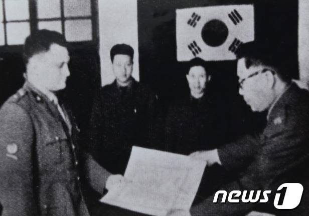 표창장을 받는 모습 (이탈리아대사관·유엔평화기념관 제공)