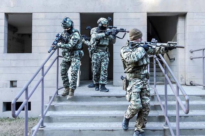 지난달 30일 경기도 포천 로드리게스 훈련장에서 실시된 한미연합 동참훈련에 참가한 육군특수전사령부 천마부대 독기잇빨대대와 미 육군 1특전단 장병들. (육군 제공)