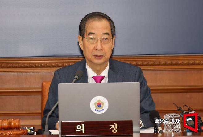 한덕수 국무총리가 1일 서울 종로구 정부서울청사에서 열린 임시국무회의에 참석해 모두발언을 하고 있다. 이날 회의는 국회 본회의에서 가결된 노란봉투법과 방송3법 개정안에 대한 재의요구권(거부권) 행사 안건을 심의한다. 사진=조용준 기자 jun21@