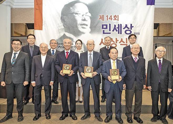 30일 민세상 시상식 참석자들이 기념 촬영을 하고 있다. 앞줄 왼쪽부터 최원용 부시장, 강지원 회장, 수상자인 최광식 교수(학술 연구 부문), 이윤기 고문과 윤기 회장(이상 사회 통합 부문), 김진현 명예회장, 손봉호 위원장, 뒷줄 왼쪽부터 안영진씨, 서경덕·김향순 부회장, 안영돈씨, 박정훈 논설실장. /김지호 기자