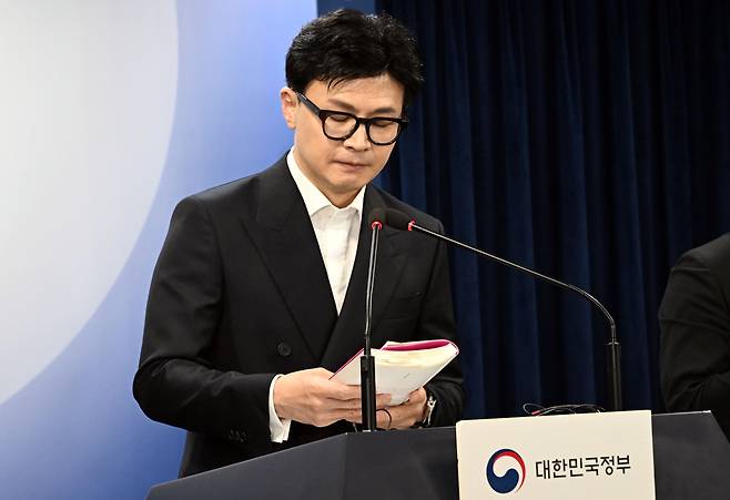 한동훈 법무부 장관이 지난달 1일 정부서울청사에서 열린 전세사기 관계부처 합동브리핑에서 전세사기 피해자 최지수씨 '전세지옥'의 일부분을 읽고 있다. /뉴스1