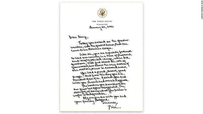 1993년 아버지 부시에게 편지를 받았던 빌 클린턴이 8년 뒤인 2001년 부시 아들인 조지 W 부시에게 남긴 편지