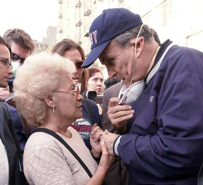 2001년 뉴욕 세계무역센터 등을 폭파한 9·11 테러 당시 뉴욕시장이던 줄리아니가 현장에서 시민들을 위로하던 모습. 당시 '미국의 시장'으로 불리며 존경받았다.