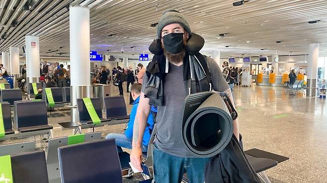 독일에서 석사 과정을 밟으며 일하던 30대 미국 남성이 베를린 공항에서 고향인 캘리포니아로 일시 귀국하는 모습. /CNN