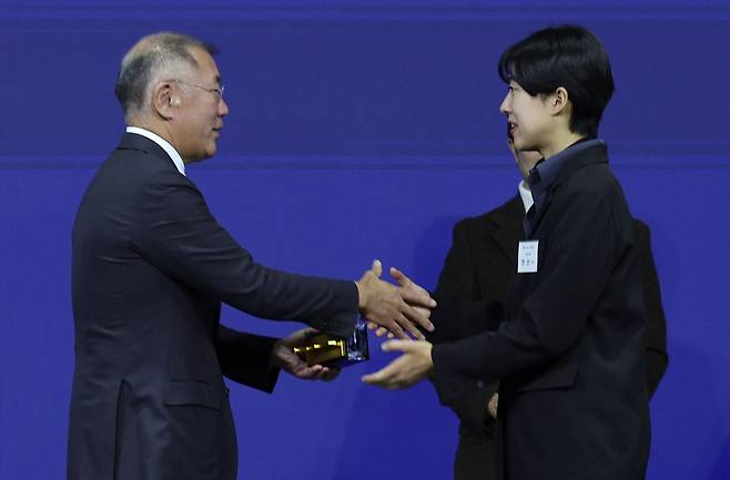 [서울=뉴시스] 황준선 기자 = 대한양궁협회장인 정의선 현대자동차그룹 회장이 1일 오전 서울 광진구 그랜드 워커힐 서울에서 열린 한국 양궁 60주년 기념행사에서 안산 선수에게 공로상을 수여하고 있다. 2023.12.01. hwang@newsis.com