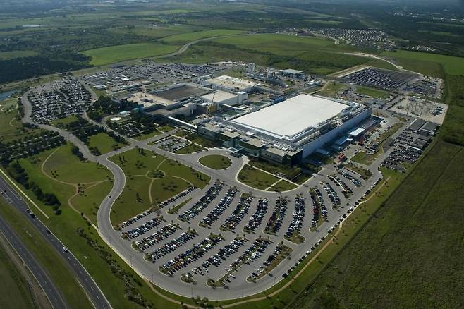 텍사스 오스틴에 있는 삼성전자 반도체 공장 전경. 오스틴은 코로나 팬데믹 중에도 사무실 공실률이 거의 줄지 않은 유일한 미 대도시로 꼽힐 정도로 기업들이 몰리고 있다. /삼성전자