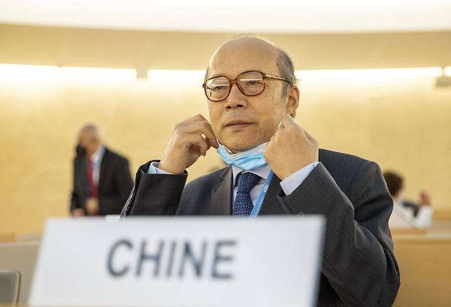 (제네바 로이터=연합뉴스) 천쉬 제네바 유엔본부 주재 중국 대표가 지난 9월 스위스 제네바에서 개막된 제51차 유엔인권이사회에 참석하고 있다. 유엔 인권최고대표사무소(OHCHR)는 8월 보고서에서 중국 당국이 위구르족을 비롯해 신장 지역에 있는 다수 무슬림 소수민족의 인권을 탄압했다며 그 수위가 '인류에 대한 범죄'에 이를 수 있다고 지적했으나, 중국이 강력 반발하며 6일 특별토론 개최 여부를 묻는 투표를 불발시켰다.