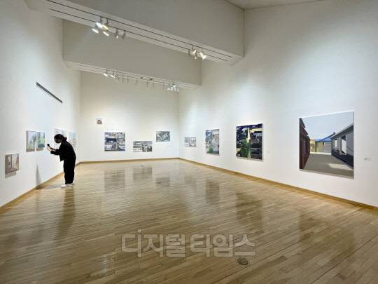 매일 거니는 거리와 동네 풍경 속에 기억을 담아낸 윤정선 작가의 전시 전경. 사진=박은희 기자