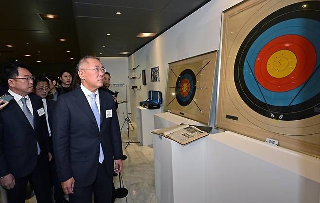 정의선 현대차그룹 회장이 한국 양궁 60주년 기념행사에서 양궁 역사가 담긴 전시물을 둘러보고 있다.