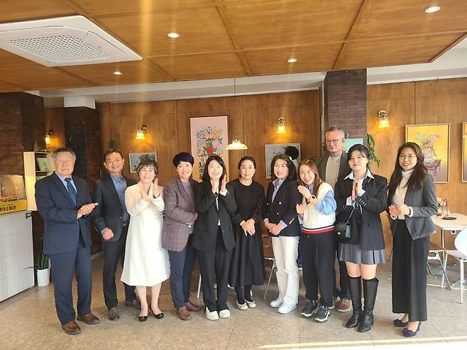 통영 DMO는 통영의 전망 좋은 카페를 활용해 예술가들의 전시·공연을 선보이고 있다. 참여작가 및 관계자들이 기념촬영을 하고 있다. 한국관광공사 제공