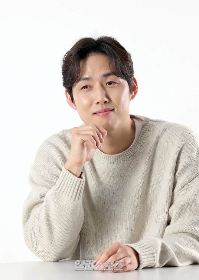 배우 백성현이 27일 오후 서울 서소문 일간스포츠를 방문, 인터뷰에 앞서 포토타임을 갖고 있다. 정시종 기자 capa@edaily.co.kr /2023.11.27.