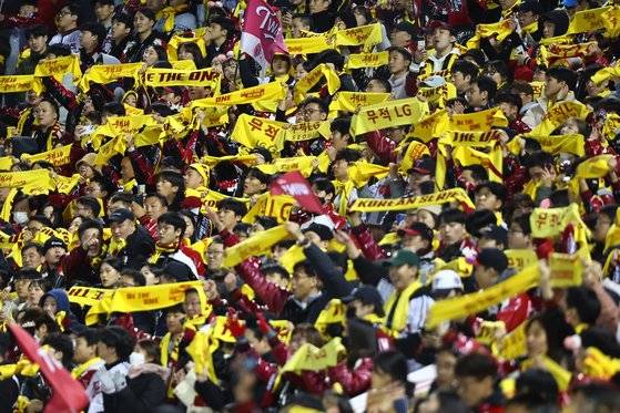 지난달 열린 프로야구 한국시리즈에서 응원전을 펼치는 LG 팬들. 우승 직후 팬들은 ‘승리의 노래’를 합창했다. [연합뉴스]