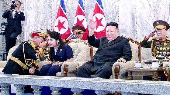 북한 조선중앙TV는 지난 9월 8일 저녁 평양 김일성광장에서 열린 정권수립 75주년 민방위무력 열병식을 9일 녹화중계 했다. 박정천 당 군정지도부장이 한쪽 무릎을 꿇고 김정은 국무위원장의 딸 주애와 귓속말을 나누고 있다. 조선중앙TV=연합뉴스