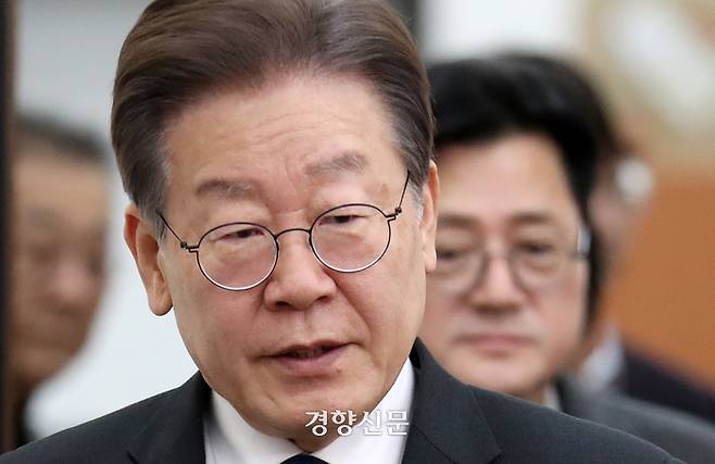 이재명 더불어민주당 대표가 1일 국회에서 열린 최고위원회의에 무거운 표정으로 입장하고 있다. 박민규 선임기자