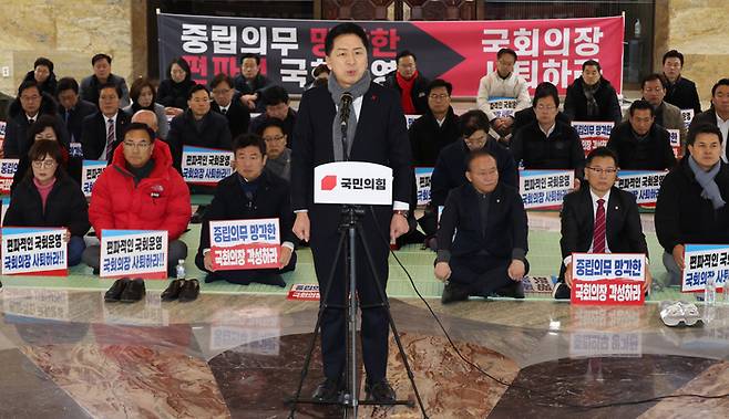 1일 국회 본회의장 앞에서 열린 국민의힘 비상 의원총회에서 김기현 대표가 발언하고 있다.[사진출처 = 연합뉴스]